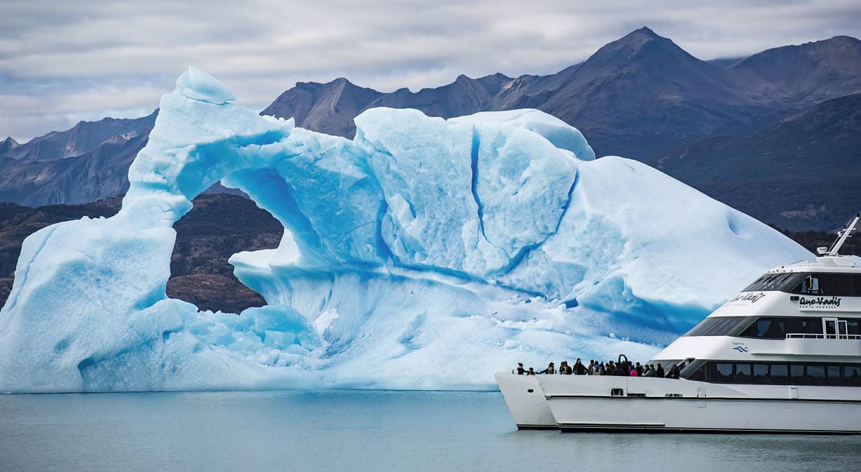 Iceberg azul en el Lago Argentino, navegación Todo Glaciares
