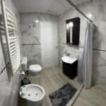 Baño con ducha del apart en El Calafate — Aparts Mundo Austral
