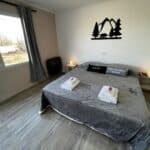 Dormitorio con cama matrimonial — Aparts Mundo Austral, El Calafate