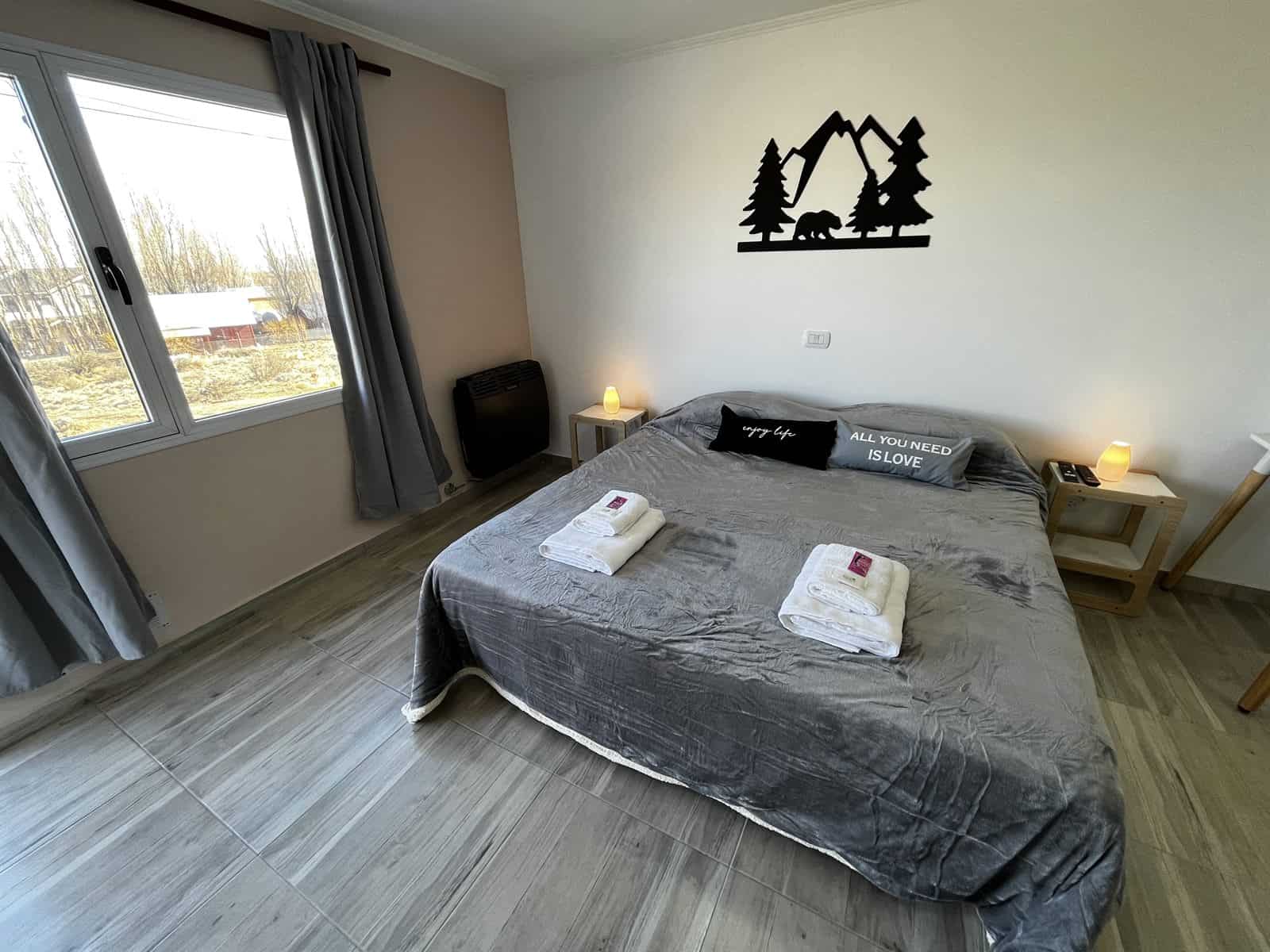 Cama matrimonial del departamento en El Calafate